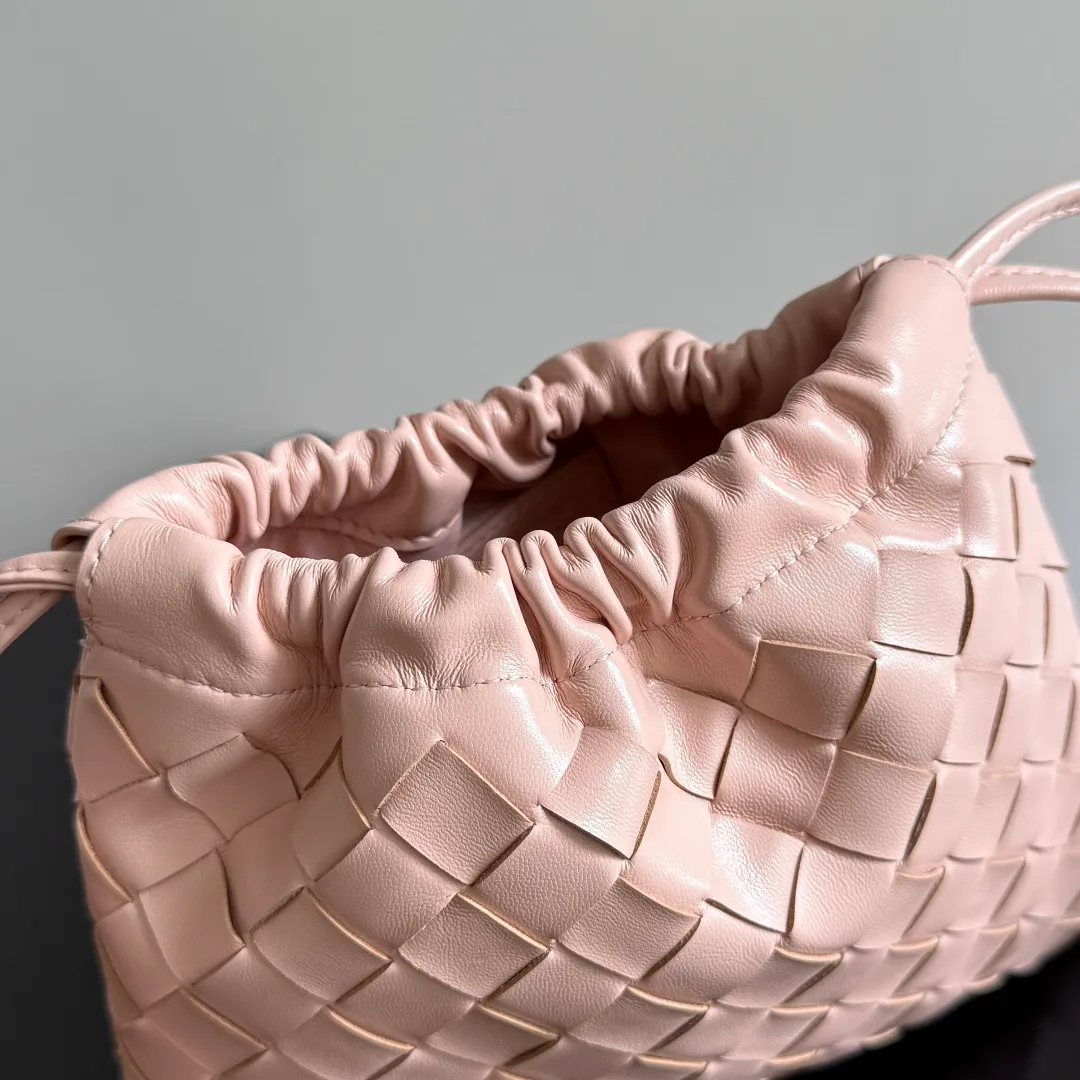 Batch 1400 BOTTEGA VENETA DUSTBAG mini size is officially launched📣📣. It still continues the classic weaving process. The lazy and casual feeling presented by the drawstring pockets is not too suitable for summer. The small back body is light and convenient. It is enough to carry lipstick and tissues when going out every day. It is not easy to make mistakes with any clothes. The shoulder strap has a buckle and pull-out design, which can be adjusted to unlock multiple carrying methods. Style number: 816987 Size: 21*16.6*1cm